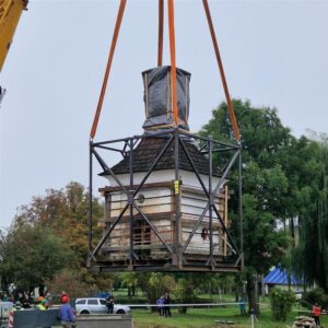 Obec Křídla na Vysočině se po 30 letech příprav dočkala přemístění kapličky